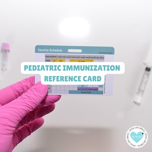 Pode incluir: Uma mão enluvada de rosa segura um cartão branco com o título "Pediatric Immunization Reference Card". O cartão tem um gráfico com um cronograma de vacinação para bebês e crianças. O texto no cartão inclui "Vaccine Birth 1 mo 2 mo 4 mo 6 mo 9 mo 12 mo 15 mo 18 mo 23 mo 4-6 y" e "HepB 1st 2nd 3rd dose".