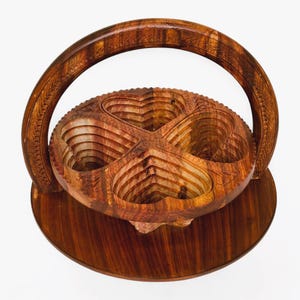 Può includere: Un vassoio di servizio in legno con manico, con quattro scomparti a forma di cuore. Il vassoio è in legno marrone scuro con una venatura naturale.