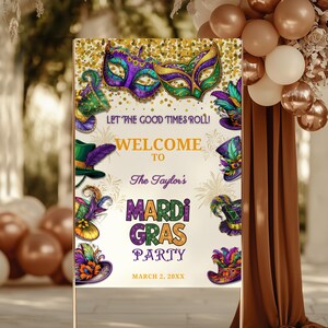 Op de afbeelding: Een welkomstbord voor een Mardi Gras-feest met een gouden lijst. Het bord toont maskers, hoeden en de tekst "Let the Good Times Roll!" en "Welcome to The Taylor's Mardi Gras Party." De datum is 2 maart 20XX.