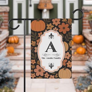 Bandera de jardín de otoño personalizada, monograma con apellido personalizado, estampado floral negro con calabazas, pancarta de jardín de otoño de doble cara para decoración.