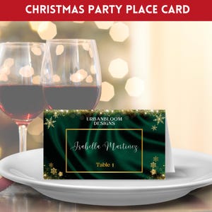 Plantilla editable para tarjeta de lugar navideña en verde esmeralda y dorado, tarjeta para colocar los asientos en una fiesta navideña, decoración de mesa imprimible para fiestas navideñas.