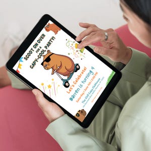 K&ouml;nnte beinhalten: Eine digitale Einladung zu einer 4. Geburtstagsfeier mit einem Cartoon-Capybara, das auf einem Roller f&auml;hrt. Die Einladung lautet "Scoot on over for a Capy-Cool Party!" und "Let's Celebrate! Darren is turning 4". Die Party findet am Samstag, den 1. Juni um 12:00 Uhr im The Chill Capy Clubhouse statt.