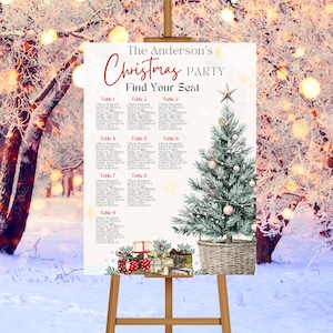 Peut inclure: Un plan de table pour une fête de Noël sur un chevalet. L'affiche indique "The Anderson's Christmas PARTY Find Your Seat." Un sapin de Noël et des cadeaux emballés sont en bas. L'arrière-plan est une scène hivernale.