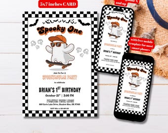 Może przedstawiać: Karta zaproszenia na Halloween o wymiarach 12,7 x 17,8 cm, z czarno-białą szachownicą. Karta przedstawia kreskówkowego ducha na deskorolce, w okularach przeciwsłonecznych i czapce, z napisem "Spooky One" i szczegółami.