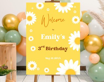 Op de afbeelding: Geel welkomsbord met witte madeliefjes en de tekst "Welkom bij Emily's 3e verjaardag May 10, 20XX".