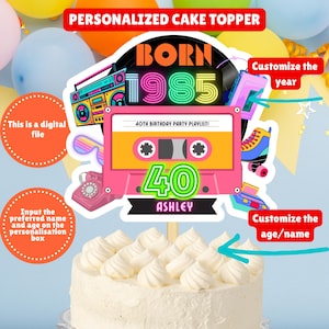 Può includere: Un topper per torta a forma di cassetta rosa e gialla con il testo "BORN 1985" in lettere rosa e verdi neon. Il testo "40TH BIRTHDAY PARTY PLAYLIST!" è stampato sulla cassetta. Il numero "40" è in lettere verdi neon e il nome "ASHLEY" è stampato sotto. Il topper include anche un boombox retrò, un telefono a disco e pattini a rotelle.