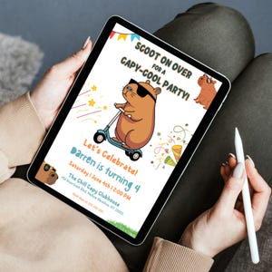 K&ouml;nnte beinhalten: Eine digitale Einladung zu einer Geburtstagsfeier mit einem Comic-Capybara, das auf einem Roller f&auml;hrt. Die Einladung ist f&uuml;r Darren's 4. Geburtstagsfeier im The Chill Capy Clubhouse am 1. Juni um 14:00 Uhr. Die Einladung hat ein farbenfrohes Design mit Sternen, Konfetti und einem Capybara mit Sonnenbrille.