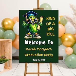 Peut inclure: Panneau de bienvenue pour une fête de remise de diplômes avec un cornichon de dessin animé portant une casquette de fin d'études et des lunettes de soleil. Le panneau indique "Kind of a Big Dill" et "Welcome To Isaiah Morgan's Graduation Party", avec la date du 24 juin 20XX.