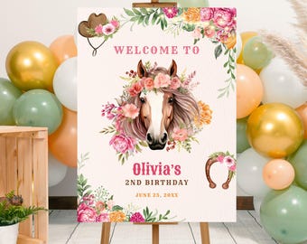 Puede incluir: Un letrero de bienvenida para una fiesta con una ilustración de un caballo adornado con una corona floral. El letrero dice "Welcome to Olivia's 2nd Birthday" con la fecha. El diseño incluye un sombrero de vaquero y un gráfico de herradura, rodeado de globos.