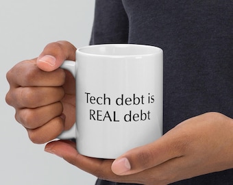 La deuda tecnológica es una deuda real taza de café / Humor de programador