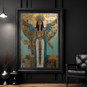 Puede incluir: Una obra de arte enmarcada que representa una figura egipcia con alas azules y doradas, un tocado y una prenda blanca y azul. La obra de arte está ambientada sobre un fondo de madera y turquesa, enmarcada en negro, y se exhibe en una habitación con paredes oscuras y una silla de cuero.