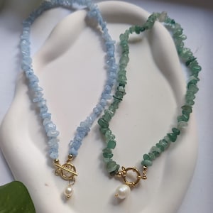 Collana con ciondolo a catena con pietra preziosa naturale acquamarina azzurra e pendente con perla d'acqua dolce | Catena vintage, perla, acciaio inossidabile