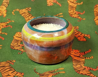 Salero de cerámica, elaborado y decorado a mano. Pieza única