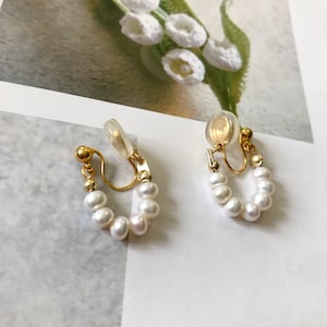 Orecchini a cerchio in oro con clip di perle d'acqua dolce, orecchini con clip di perle, orecchini di perle delicati per tutti i giorni, orecchini da sposa, regalo per damigella d'onore