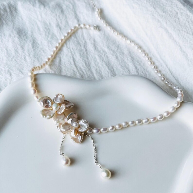 Halsband med sötvattenspärlor och örhängen i sterlingsilver med barockblommor, halsband med sötvattenspärlor och blommönster, iögonfallande örhängen, bröllopssmycken bild 6
