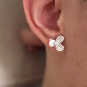 Orecchini a bottone in argento sterling S925 con fiore di perle barocche, orecchini con perle da sposa, orecchini con fiore barocco, gioielli da sposa, regalo per damigella d'onore