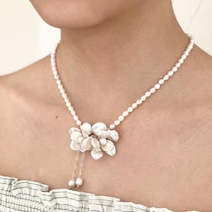 Halsband med sötvattenspärlor och örhängen i sterlingsilver med barockblommor, halsband med sötvattenspärlor och blommönster, iögonfallande örhängen, bröllopssmycken bild 9