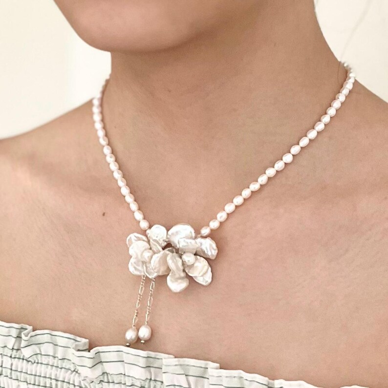 Halsband med sötvattenspärlor och örhängen i sterlingsilver med barockblommor, halsband med sötvattenspärlor och blommönster, iögonfallande örhängen, bröllopssmycken bild 9