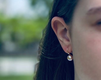 Goudkleurige zoetwaterpareloorbellen Huggie, minimalistische pareloorbellen, ring met parel, bruidsoorbellen, trouwoorbellen, cadeau bruidsmeisje
