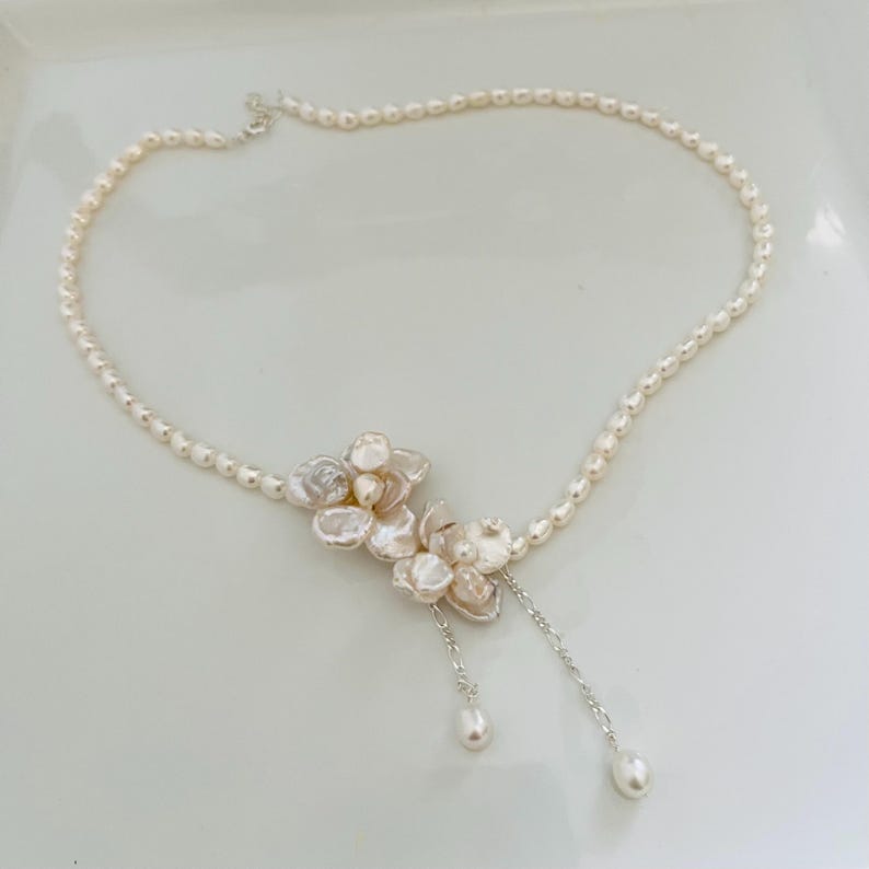 Halsband med sötvattenspärlor och örhängen i sterlingsilver med barockblommor, halsband med sötvattenspärlor och blommönster, iögonfallande örhängen, bröllopssmycken bild 5