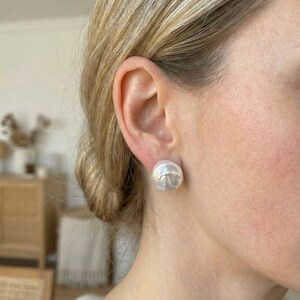 Vintage Baroque Pearl Clip On Earrings, Thick Coin Button Pearls Bridal Earrings， Wedding Jewelry image 2