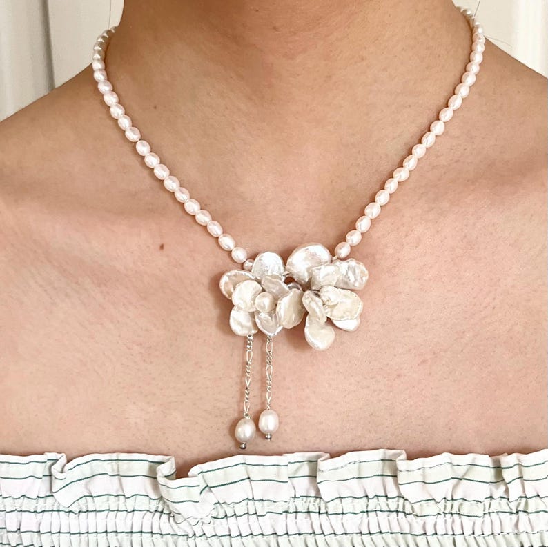 Halsband med sötvattenspärlor och örhängen i sterlingsilver med barockblommor, halsband med sötvattenspärlor och blommönster, iögonfallande örhängen, bröllopssmycken bild 8