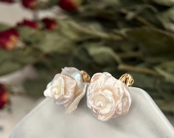 Pendientes de clip con rosa de perla, pendientes de botón sin perforar con flor barroca de agua dulce, joyería nupcial