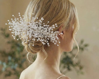 Luxe parel bruidshaarkam, opvallend bruidshaaraccessoire, romantische parelhaarversiering, modern bruidshaaraccessoire voor een lage knot