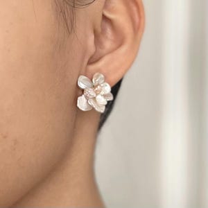 Halsband med sötvattenspärlor och örhängen i sterlingsilver med barockblommor, halsband med sötvattenspärlor och blommönster, iögonfallande örhängen, bröllopssmycken bild 7