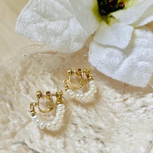Delicati orecchini a cerchio con perle d'acqua dolce in oro 14 carati, orecchini con perle a clip, delicati orecchini con perle, orecchini da sposa, regalo per damigella d'onore