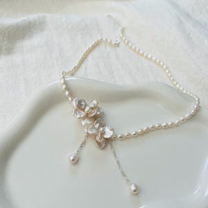 Halsband med sötvattenspärlor och örhängen i sterlingsilver med barockblommor, halsband med sötvattenspärlor och blommönster, iögonfallande örhängen, bröllopssmycken bild 4
