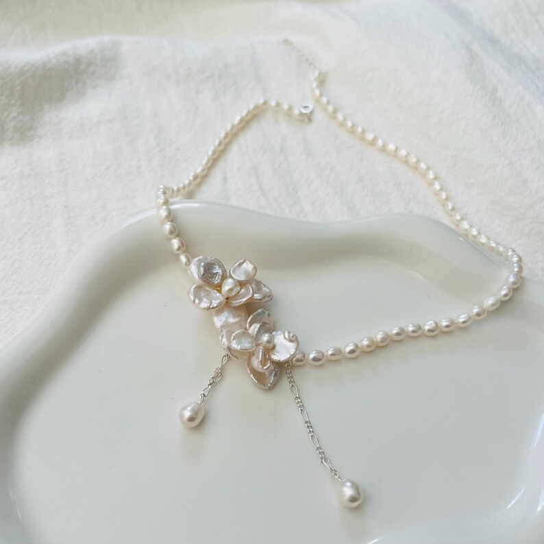 Halsband med sötvattenspärlor och örhängen i sterlingsilver med barockblommor, halsband med sötvattenspärlor och blommönster, iögonfallande örhängen, bröllopssmycken bild 4