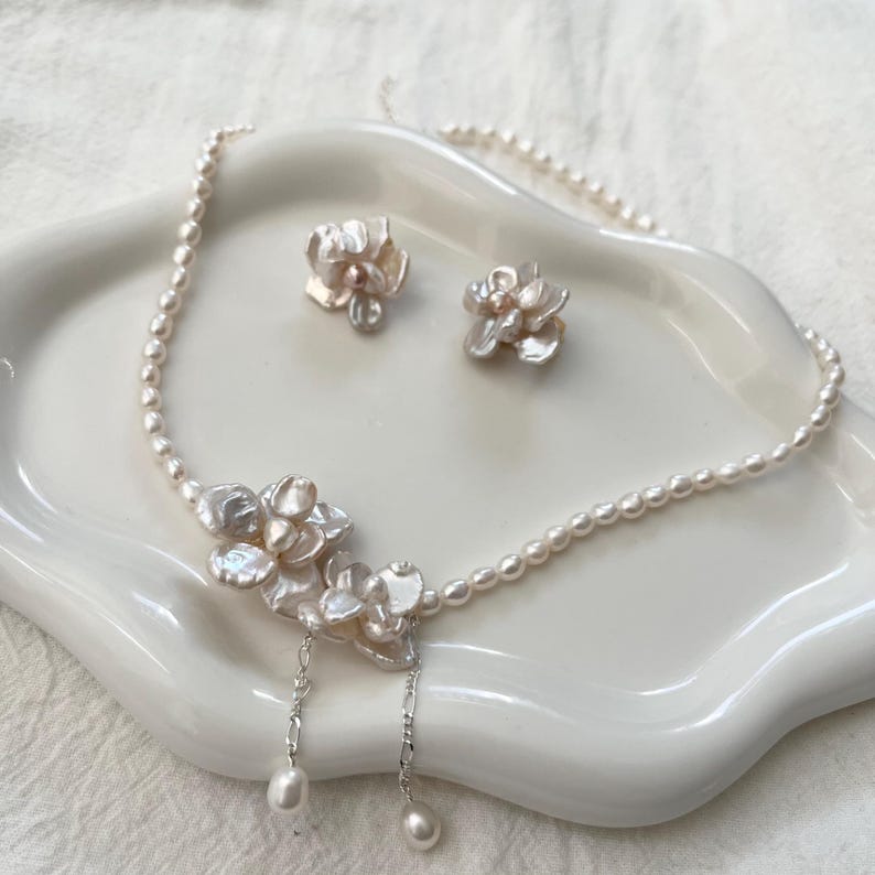 Halsband med sötvattenspärlor och örhängen i sterlingsilver med barockblommor, halsband med sötvattenspärlor och blommönster, iögonfallande örhängen, bröllopssmycken bild 3