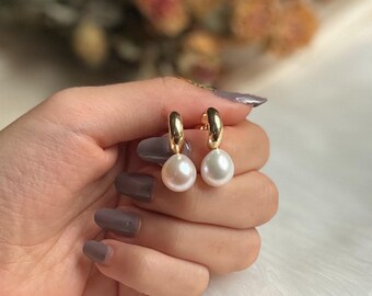Goudkleurige zoetwaterpareloorbellen Huggie, minimalistische S925 sterlingzilveren pareloorbellen, ring, bruidsoorbellen, trouwoorbellen