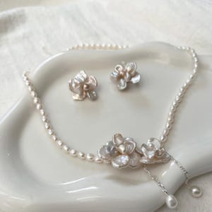 Halsband med sötvattenspärlor och örhängen i sterlingsilver med barockblommor, halsband med sötvattenspärlor och blommönster, iögonfallande örhängen, bröllopssmycken bild 2