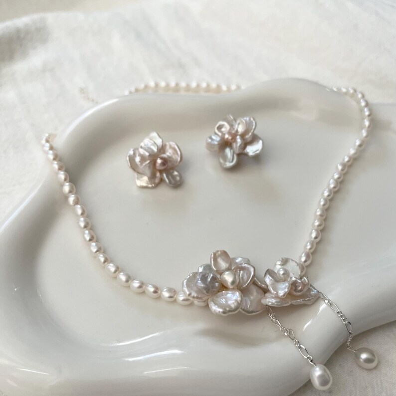 Halsband med sötvattenspärlor och örhängen i sterlingsilver med barockblommor, halsband med sötvattenspärlor och blommönster, iögonfallande örhängen, bröllopssmycken bild 2