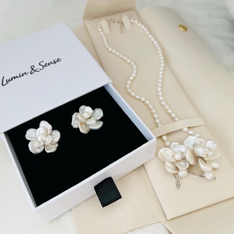 Halsband med sötvattenspärlor och örhängen i sterlingsilver med barockblommor, halsband med sötvattenspärlor och blommönster, iögonfallande örhängen, bröllopssmycken bild 1