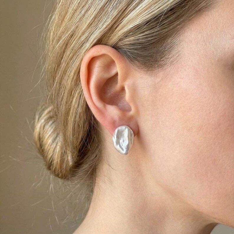 Vintage Baroque Pearl Clip On Earrings, Thick Coin Button Pearls Bridal Earrings， Wedding Jewelry image 9
