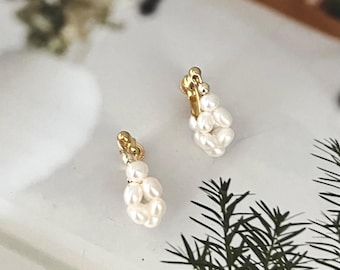 Pendientes de aro dorados con clip de delicadas perlas de agua dulce para mujer, pendientes de boda hechos a mano