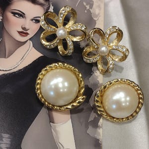 2 Paar Vintage-Ohrringe für Ohrlöcher, goldfarben, mit Kristallpavé, Schleife, Blumenmuster, cremefarbenem Mabe-Imitatperlen-Rand aus gedrehtem Seil, unsigniert