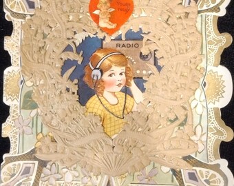 Biglietto di San Valentino d'epoca con ragazza della radio, pizzo di carta fustellato a 3 strati, ritrovamento in un fienile della tenuta Emma Heritage, cimelio degli anni '20.