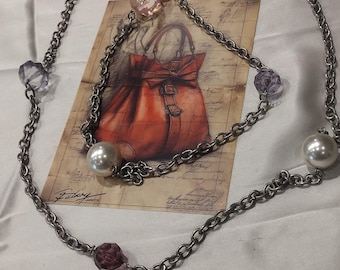 Vintage Sarah Coventry Pastel Glo ketting uit de jaren 70, 124 cm lange zilverkleurige kabelketting, gefacetteerde Lucite kubuskraal en witte imitatieparellaag.