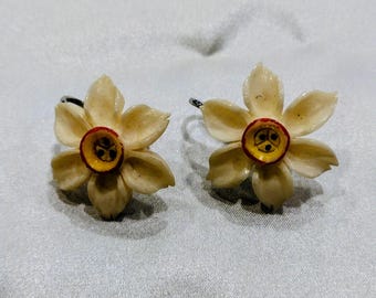 1950s Carved Celluloid Daffodil Button Earrings Vintage Narcissus Mid Century Cream Clip Ons