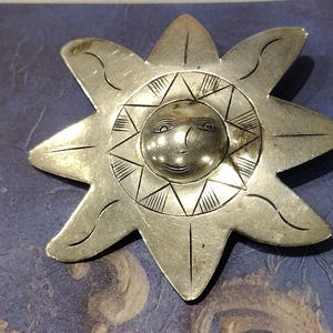 Vintage Celestial Sunface Brooch Pin Thailand Silver Tone Sun Burst Starburst Face Textured Etched Rays Retro Novelty Jewelry