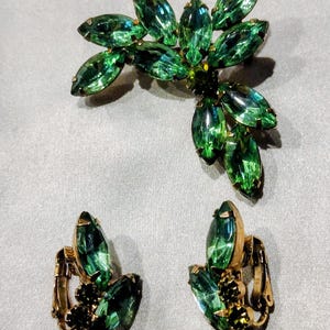 Vintage Smaragd grün Strass Brosche Ohrringe Set Mitte Jahrhundert Navette Cluster Demi Parure Statement Prong Set Kostüm Schmuck