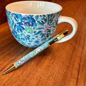 Lilly Pulitzer Ceramic mug with pen. Blue green coffee tea cup floral design 12 oz EUC.