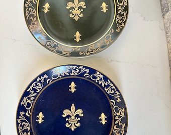 Platos vintage Andrea de Sadek, pintados a mano, con diseño de flor de lis, verde, azul y dorado, 26 cm. Excelente estado.