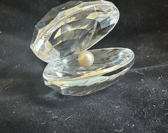 Swarovski Crystal Oyster Clam with Genuine Pearl, Model #014389 retired, Aquatic Worlds, Austrian Crystal, 2.5”
