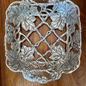 Arthur Court serving holder Grapevine weave basket. Holds a 2 quart, 8x8” dish. Vintage 1999. Excellent condition. Aluminum.