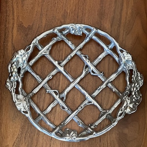 Arthur Court Taarthouder/onderzetter Wijnstokgeweven mand. Geschikt voor een taart of quiche. Vintage 2000. Uitstekende staat. Aluminium.